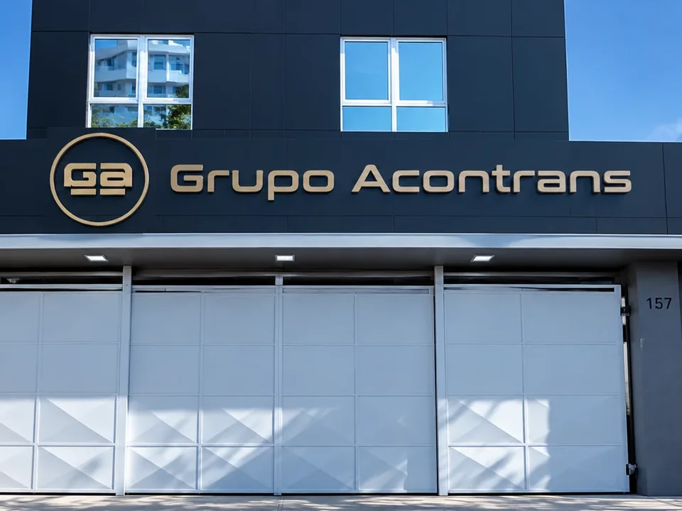 Fachada da matriz do Grupo Acontrans, com o letreiro da empresa, na Rua Dezoito de Fevereiro, 157, em São Paulo